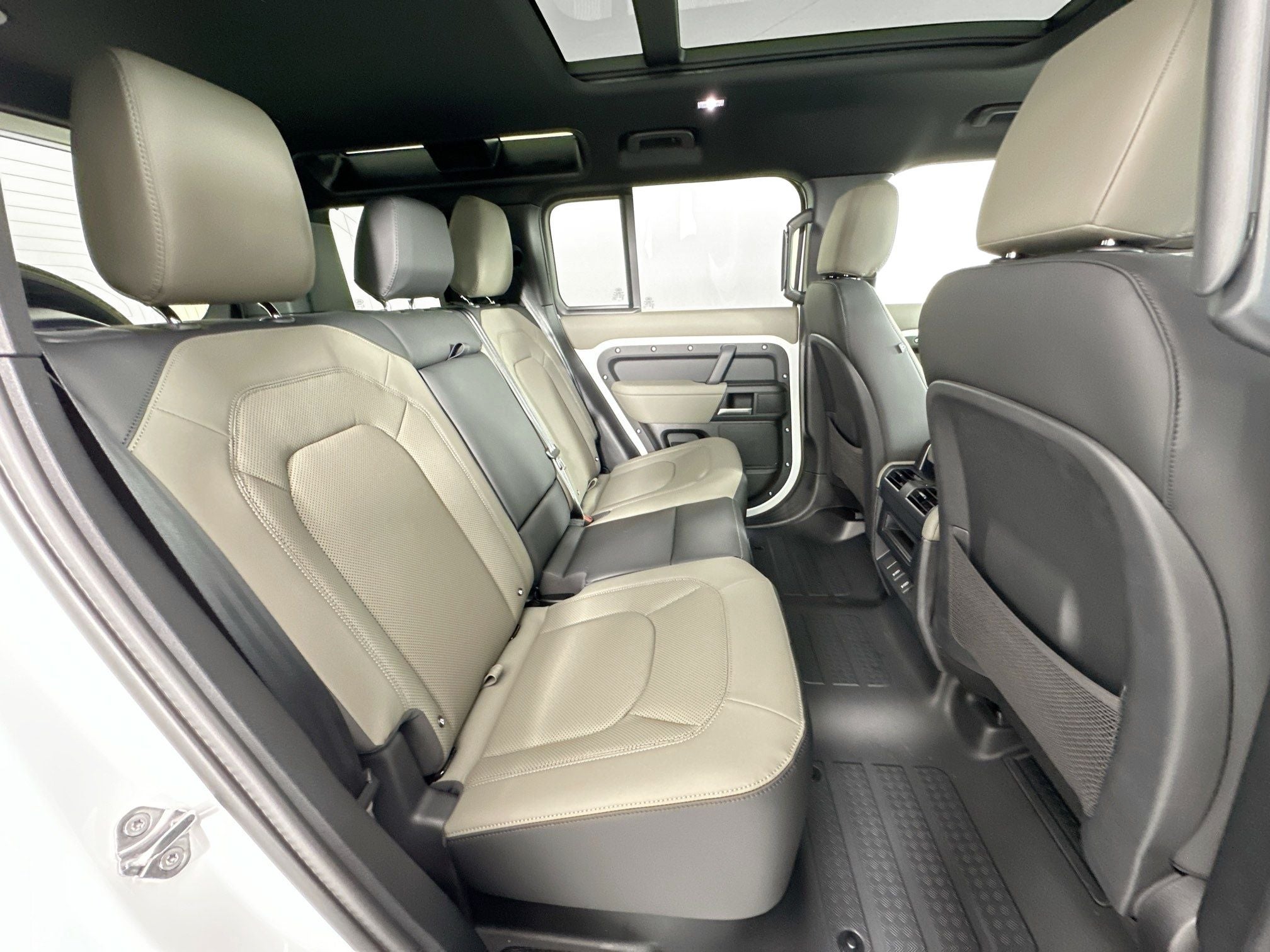 2026 Land Rover Defender 110 X-Dynamic SE