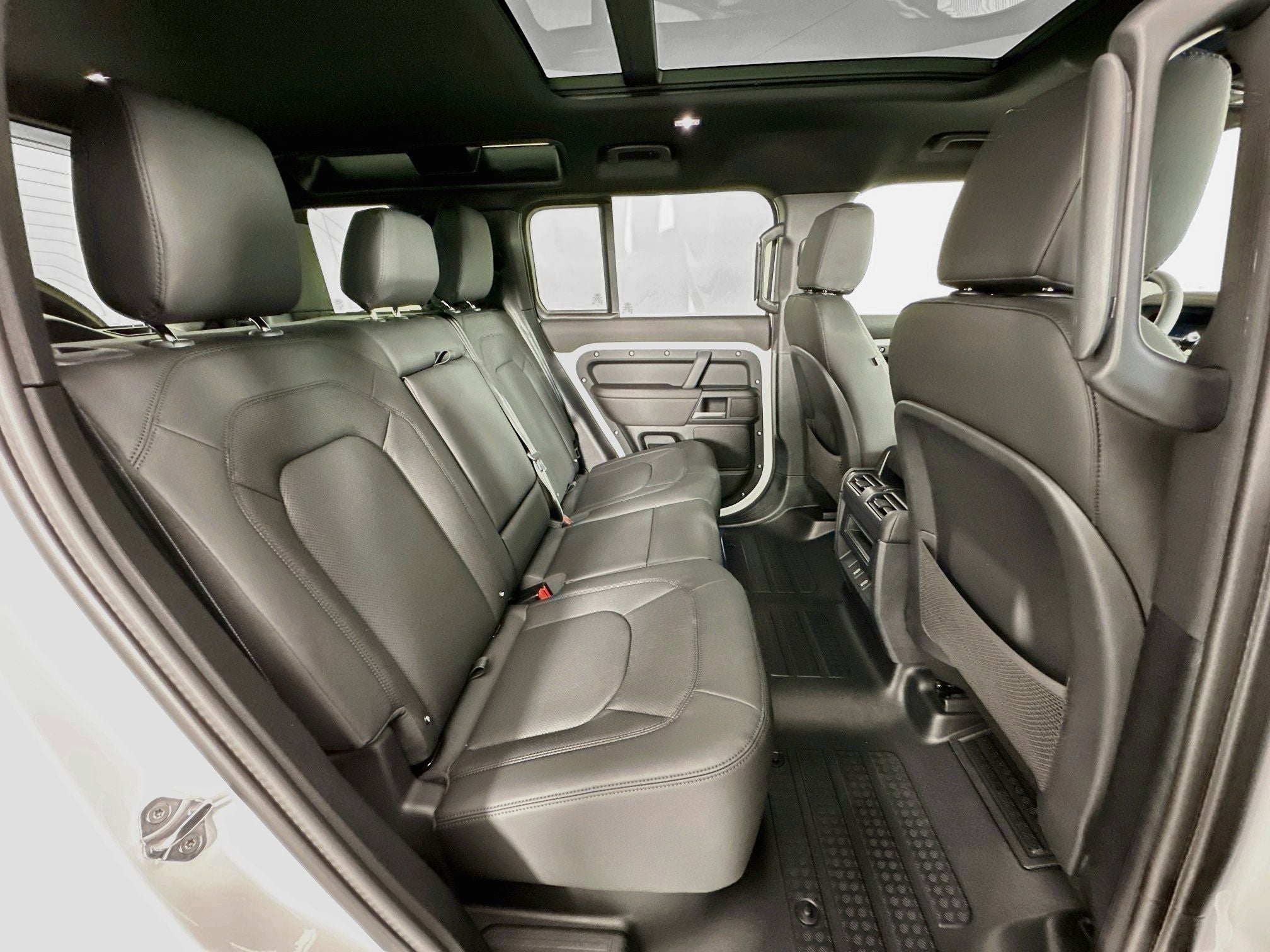 2026 Land Rover Defender 110 X-Dynamic SE