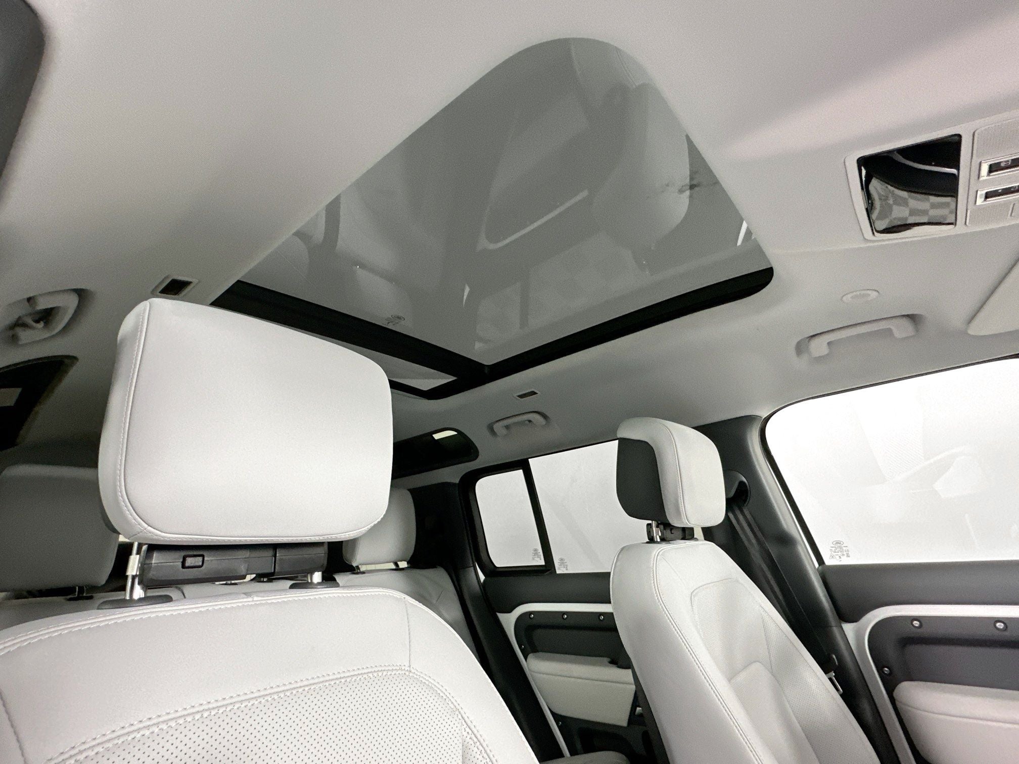 2025 Land Rover Defender 110 X-Dynamic SE