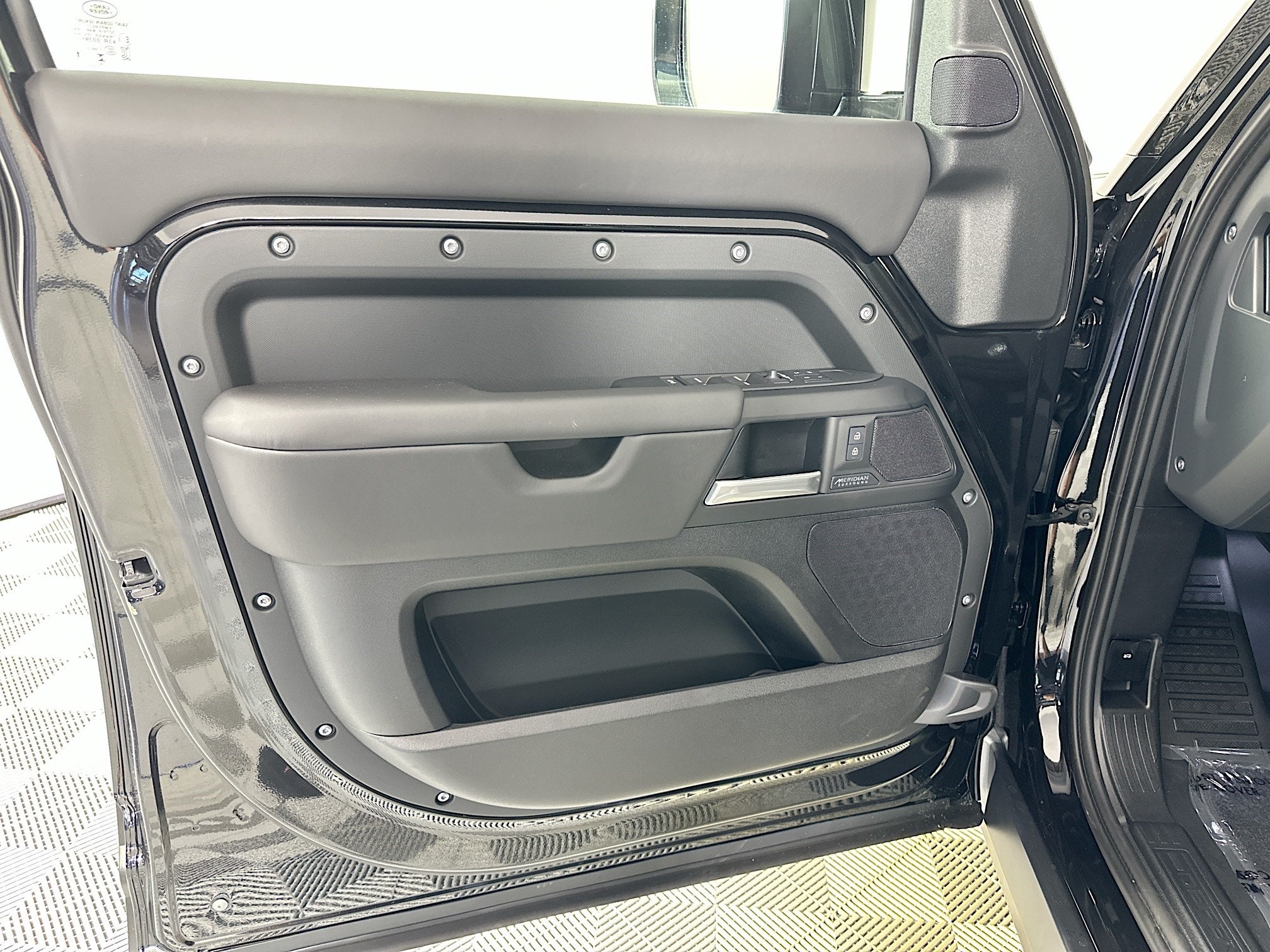 2026 Land Rover Defender 130 X-Dynamic SE