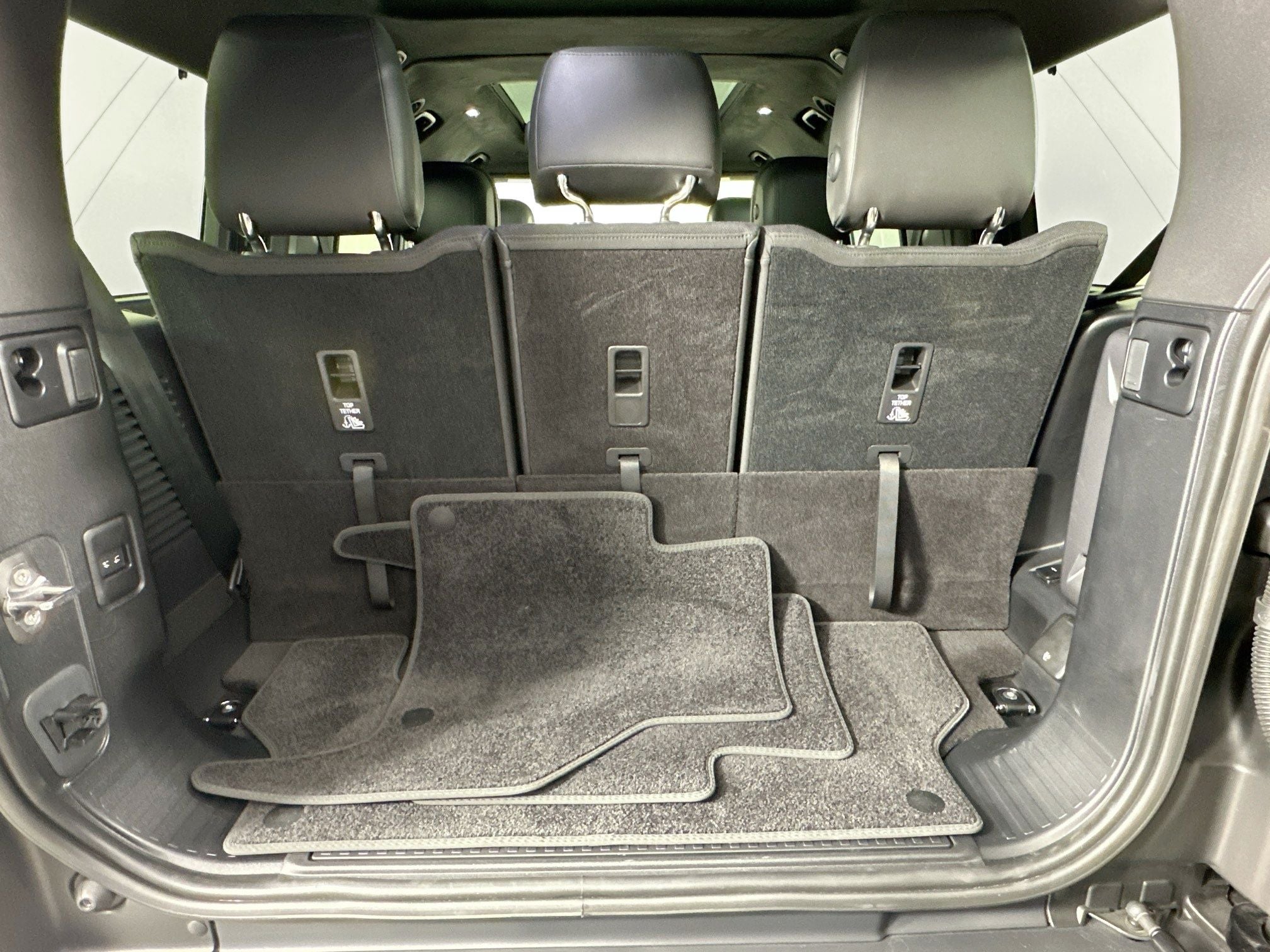 2025 Land Rover Defender 130 V8