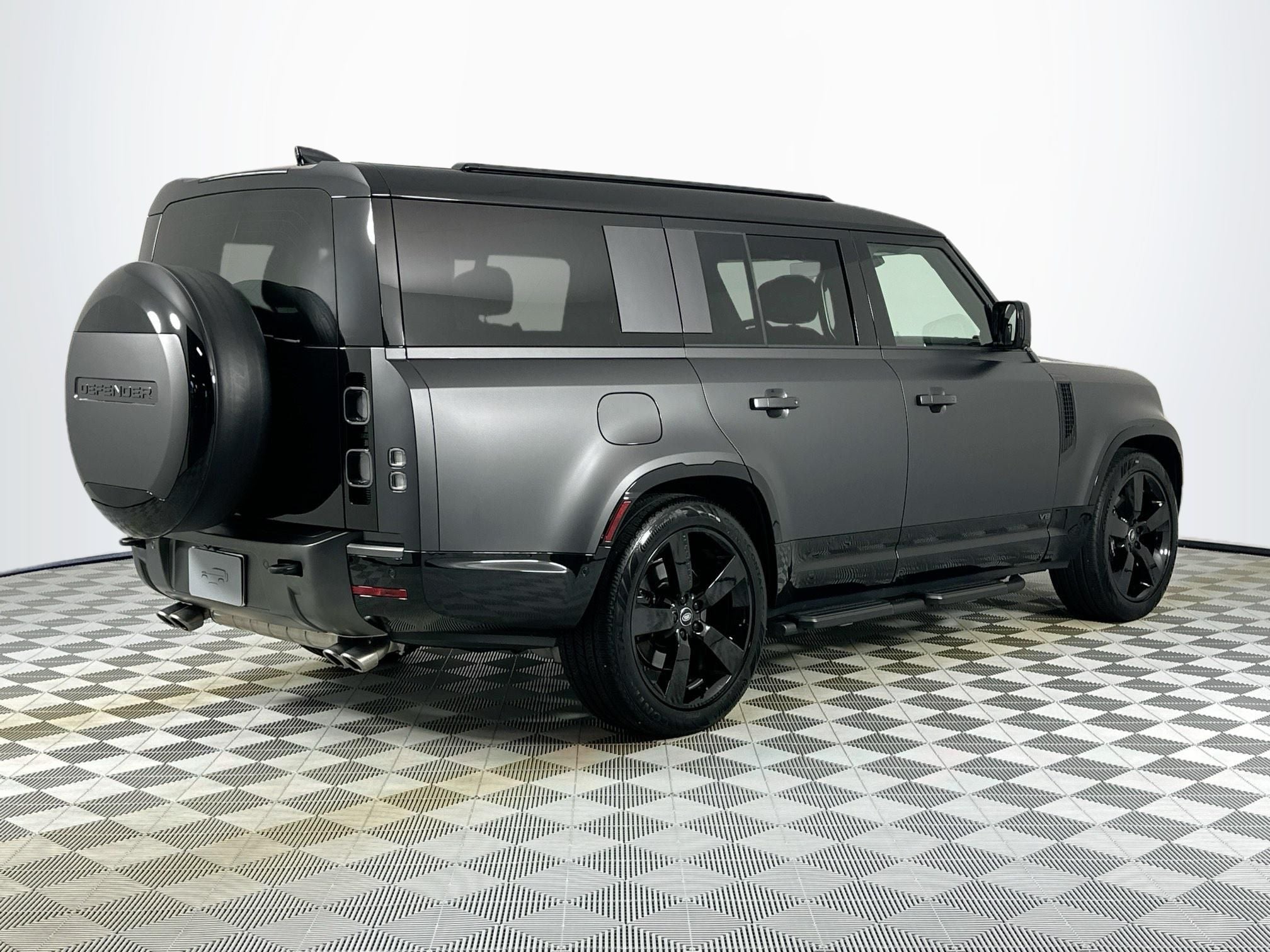 2025 Land Rover Defender 130 V8