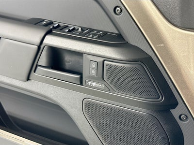 2025 Land Rover Defender 110 OCTA