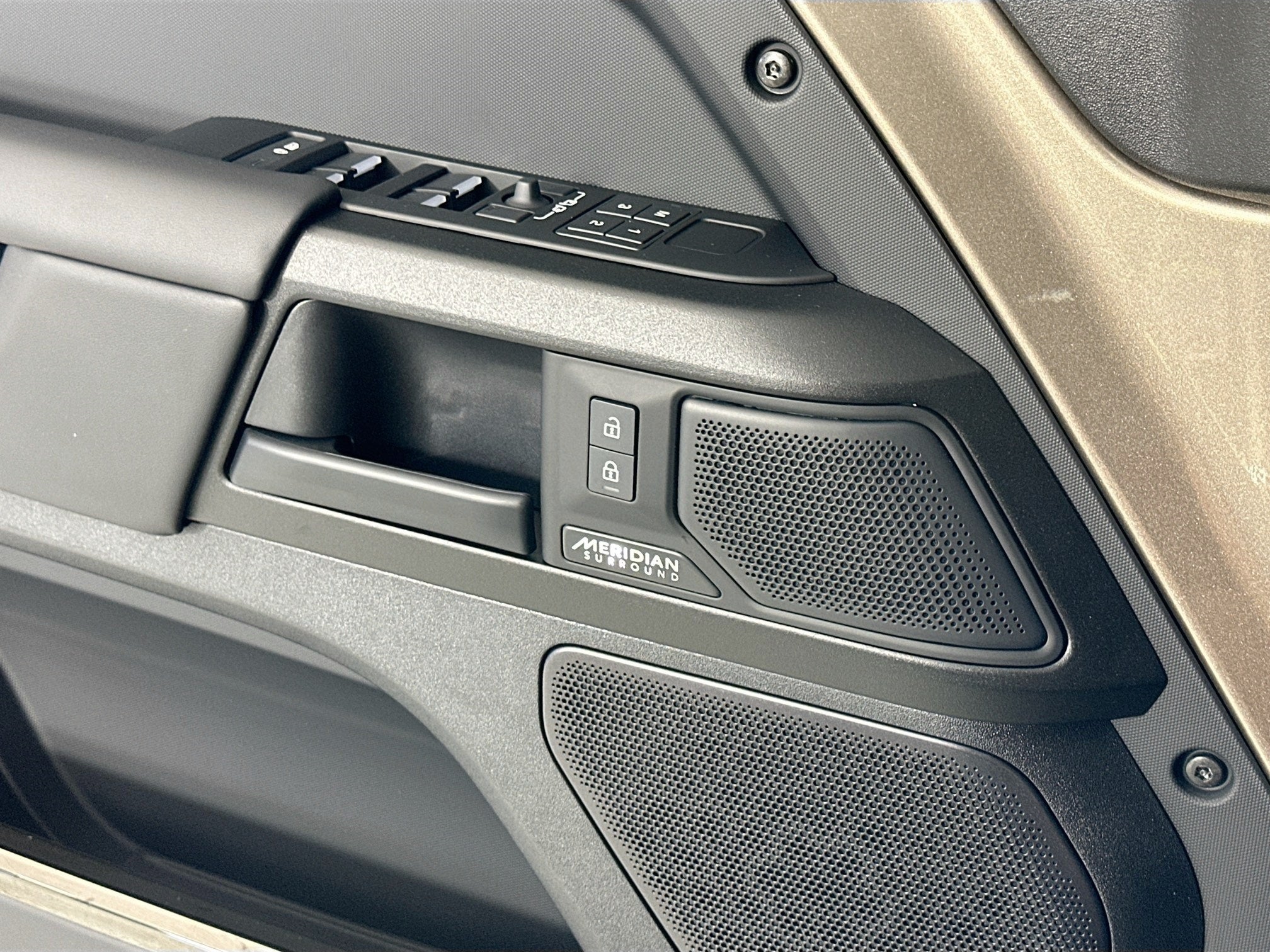 2025 Land Rover Defender 110 OCTA