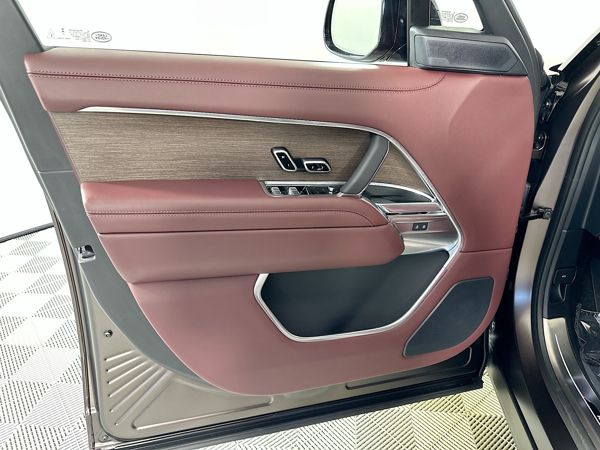 2025 Land Rover Range Rover Plug-In Hybrid SE