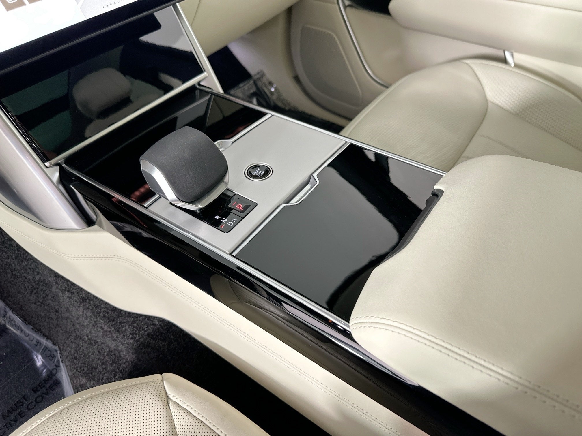 2025 Land Rover Range Rover Plug-In Hybrid SE