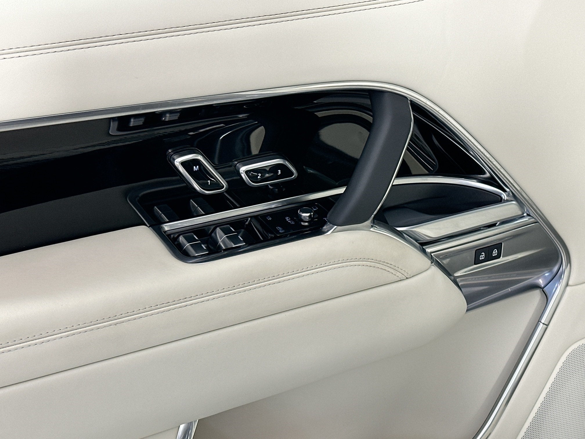 2025 Land Rover Range Rover Plug-In Hybrid SE