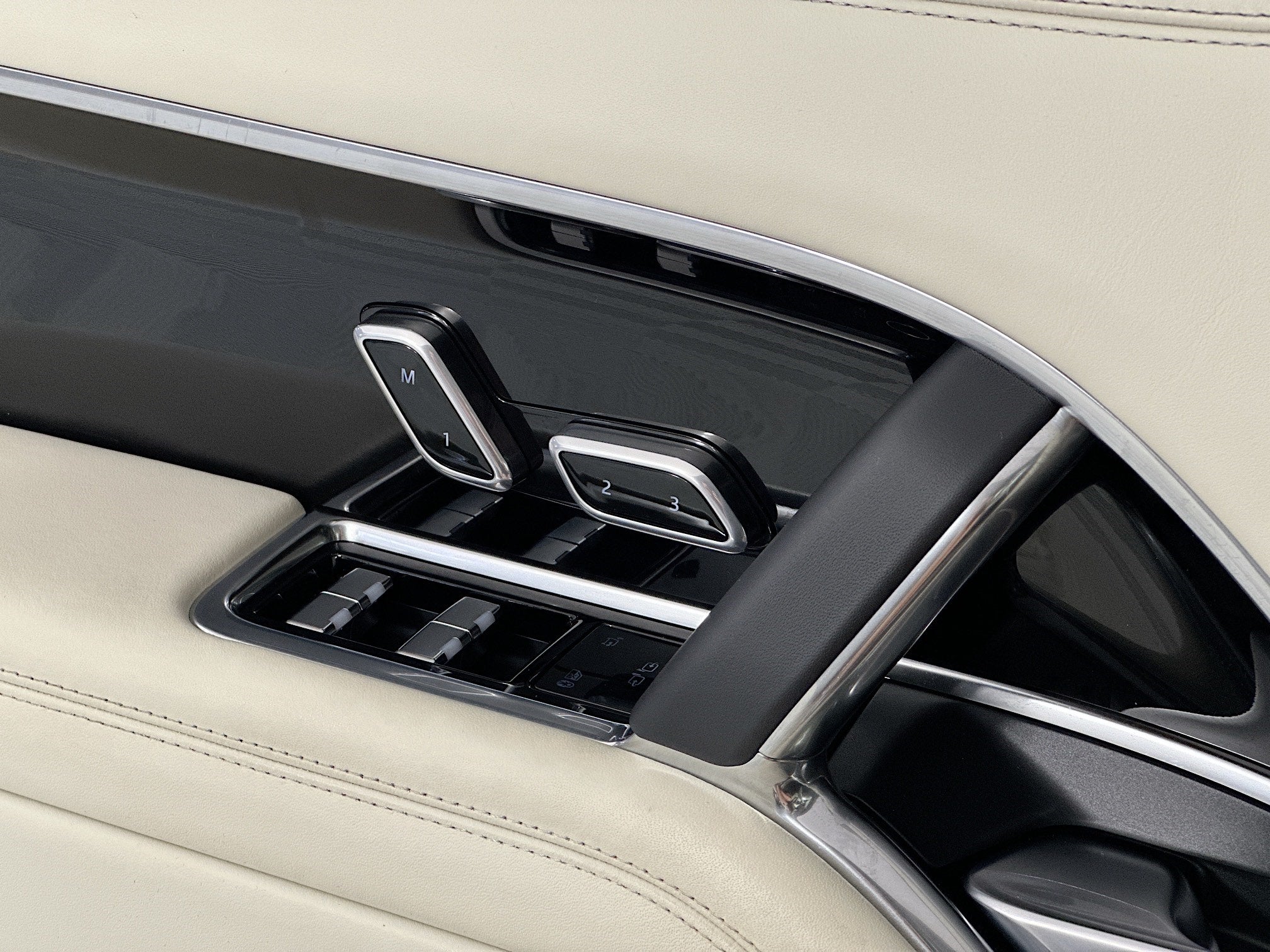 2025 Land Rover Range Rover Plug-In Hybrid SE