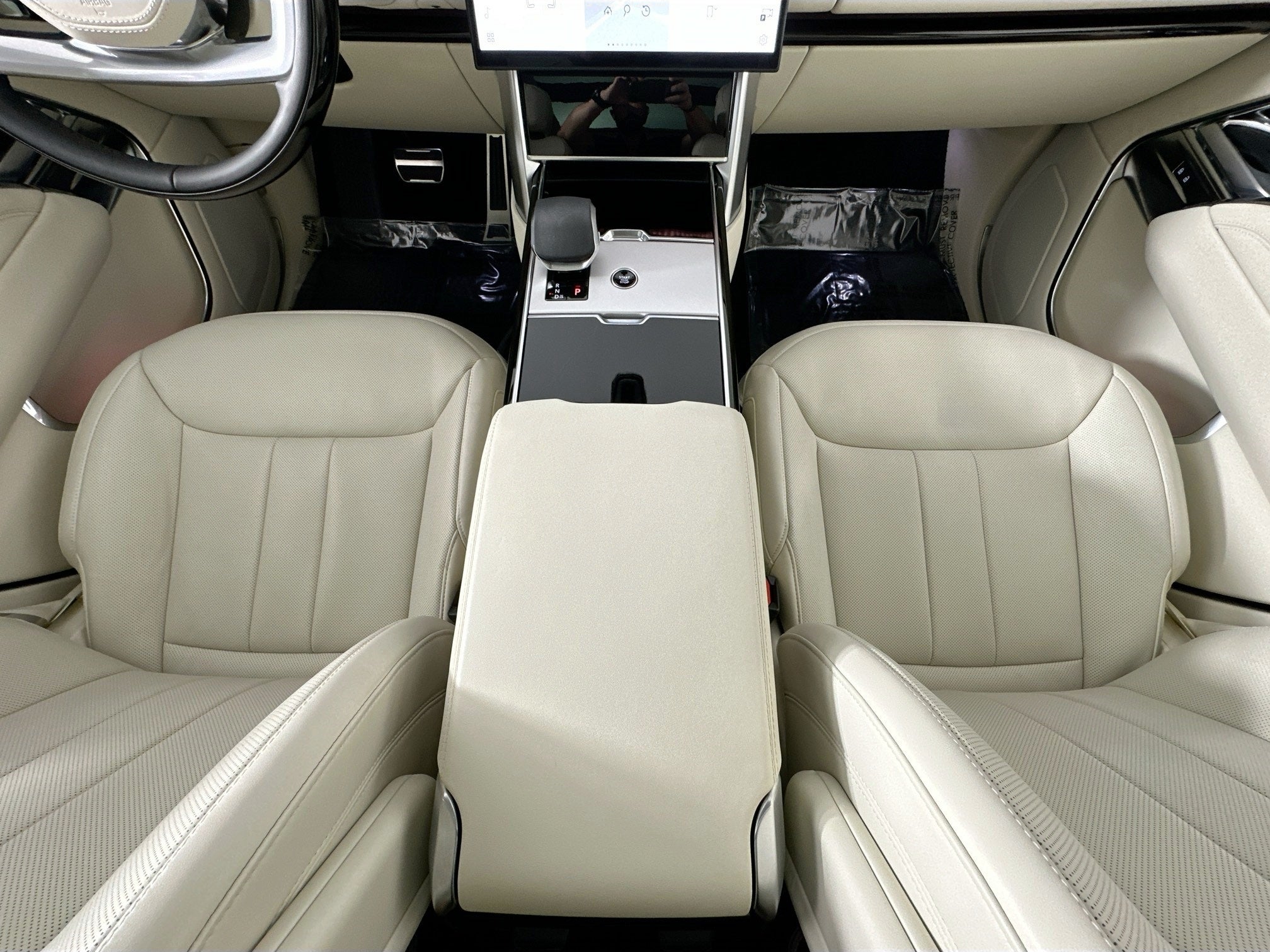 2025 Land Rover Range Rover Plug-In Hybrid SE