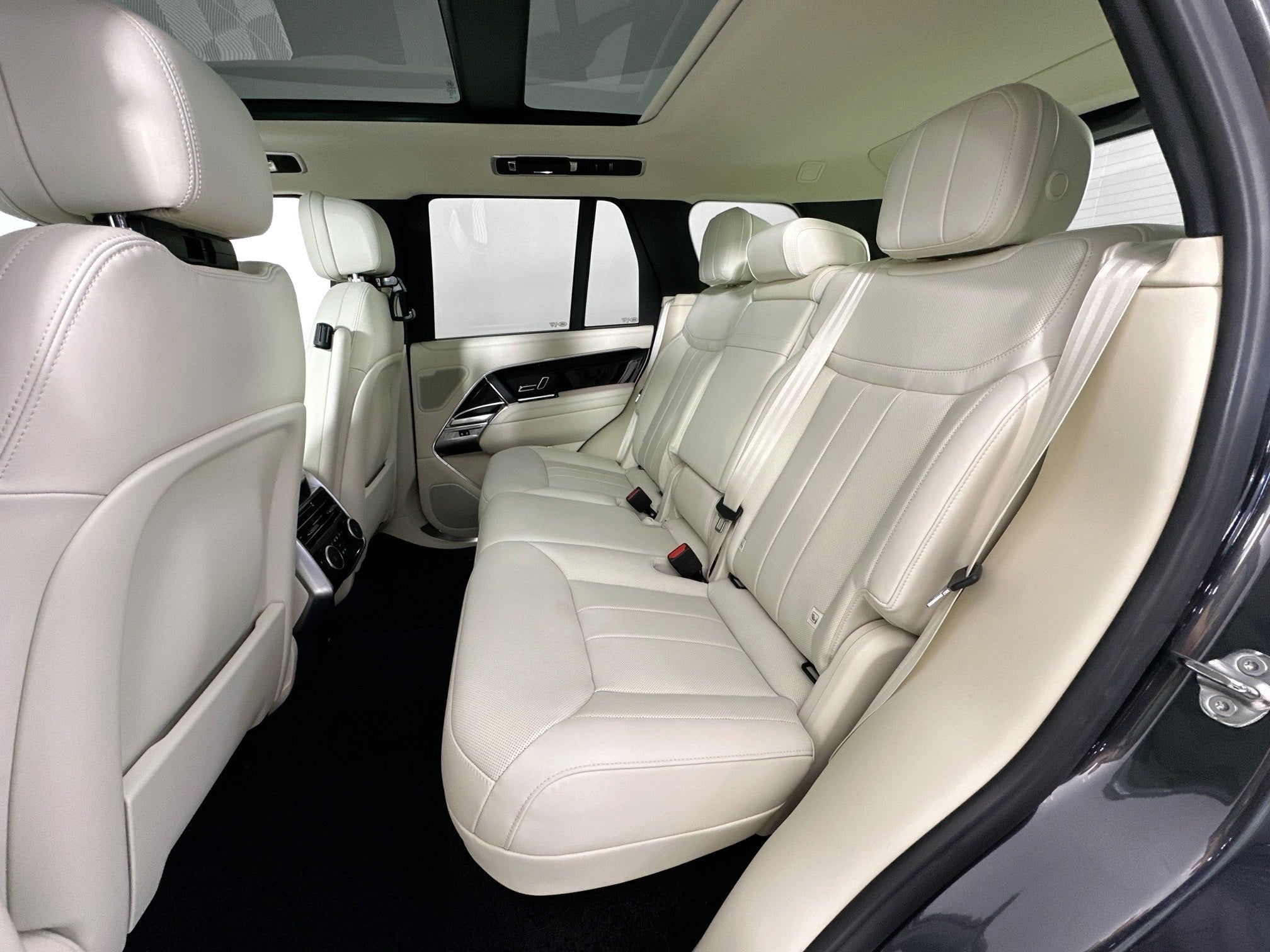 2025 Land Rover Range Rover Plug-In Hybrid SE