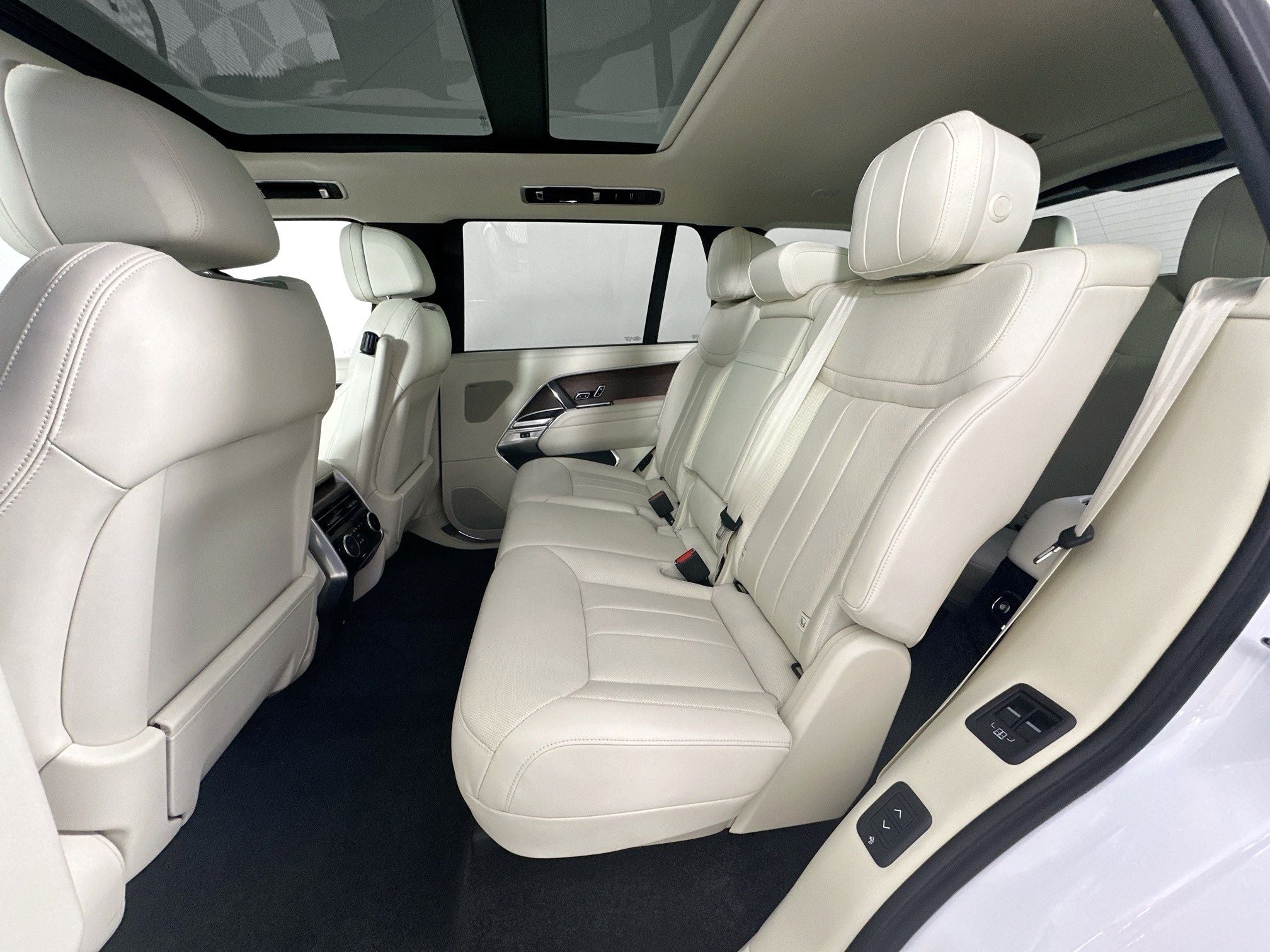 2025 Land Rover Range Rover SE LWB