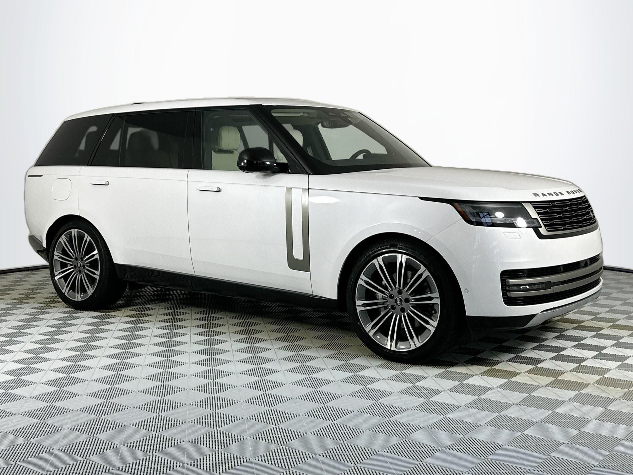 2025 Land Rover Range Rover SE LWB
