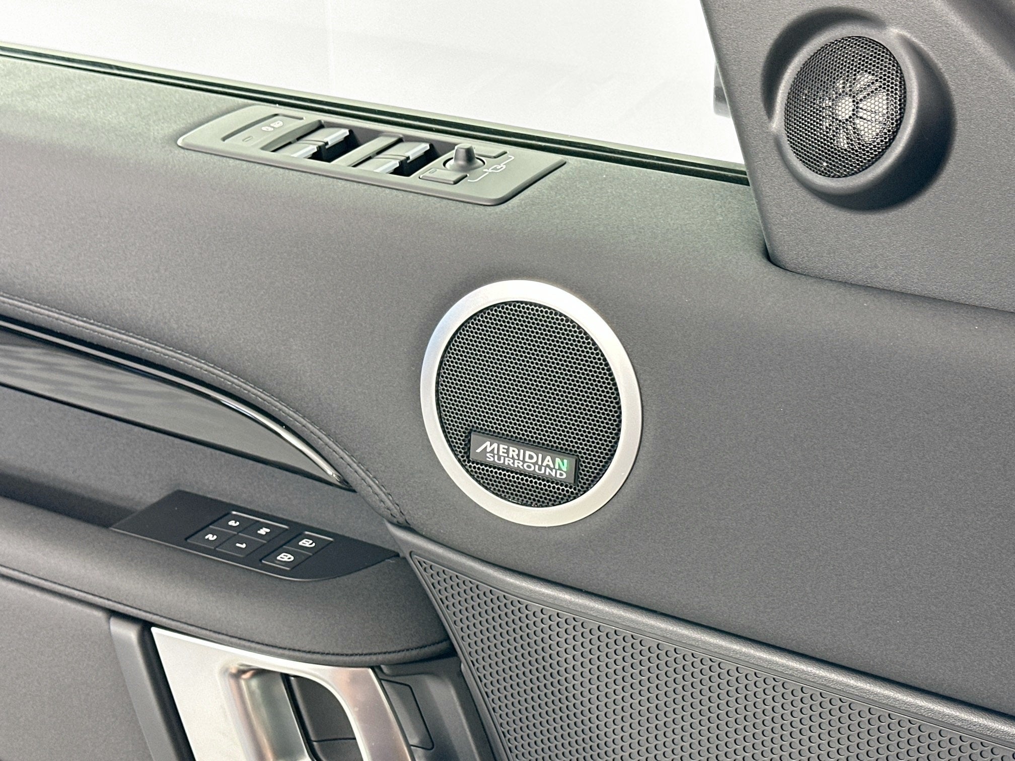 2025 Land Rover Discovery S