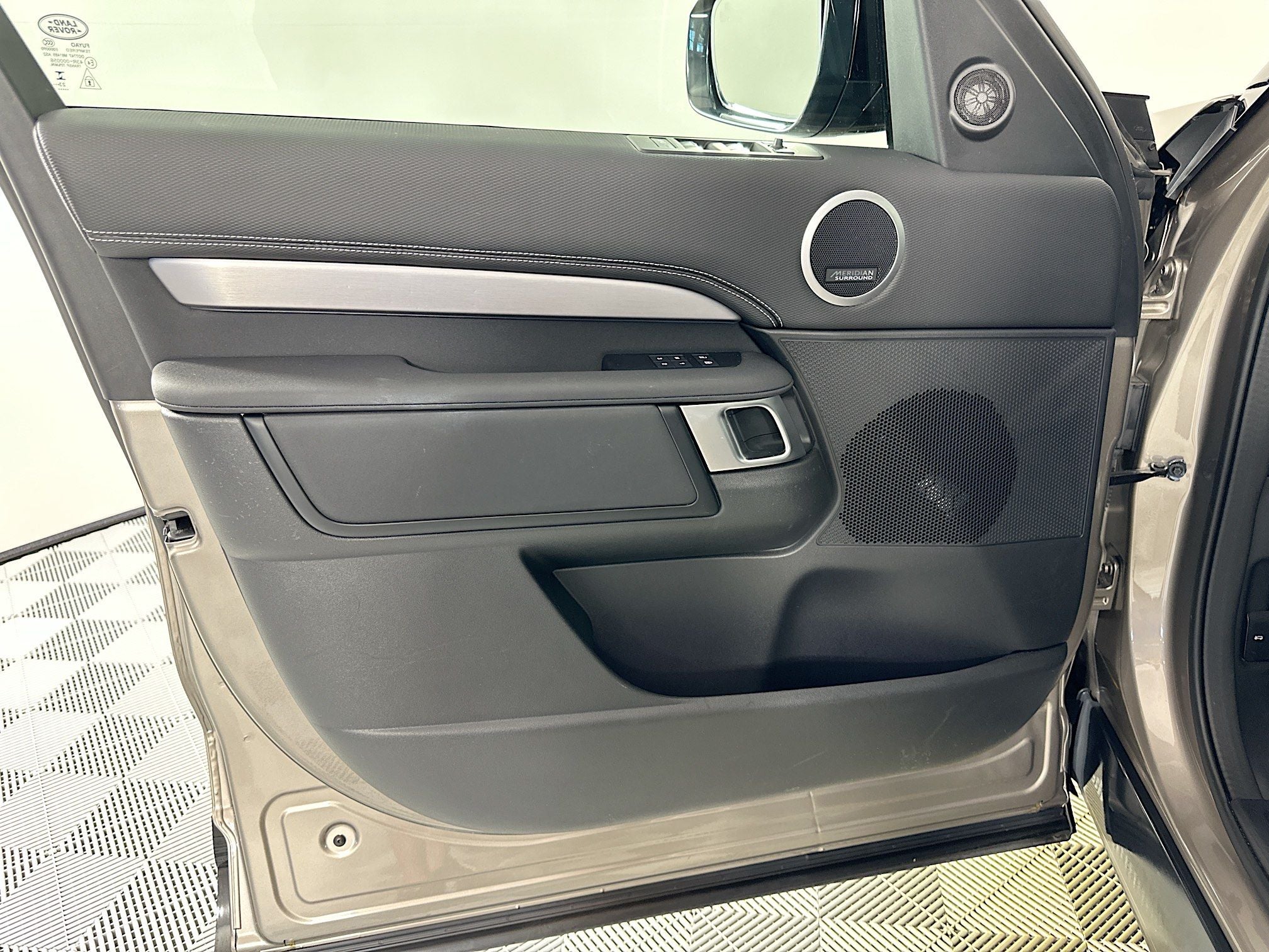 2024 Land Rover Discovery Dynamic SE