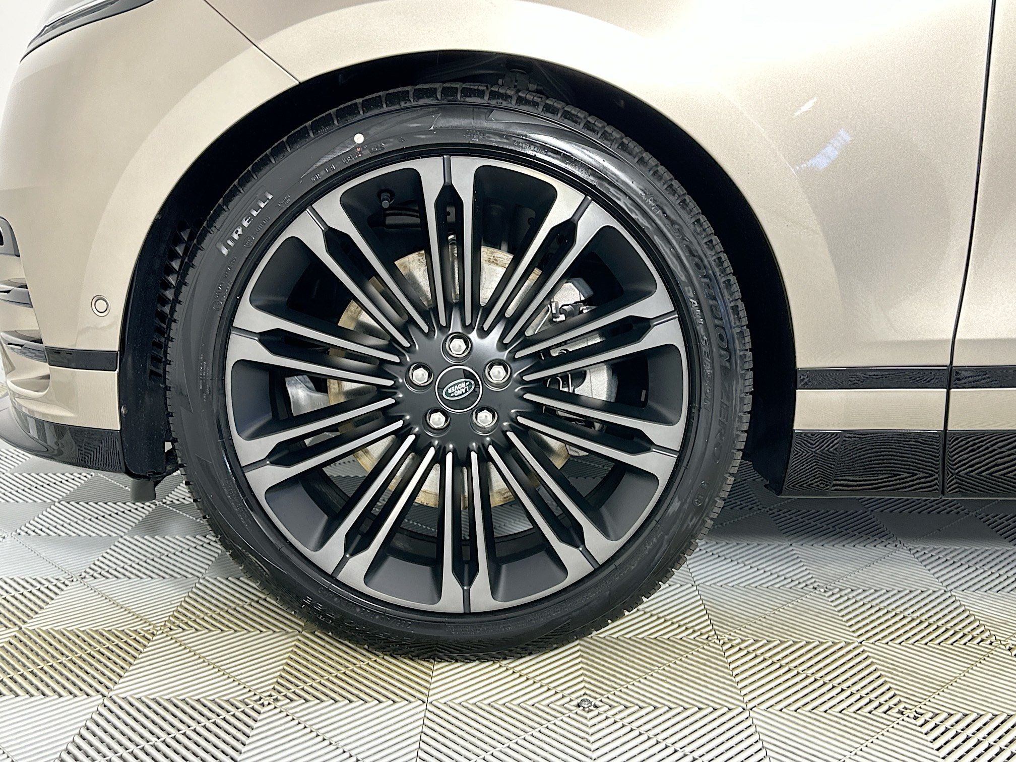 2026 Land Rover Range Rover Velar Dynamic SE