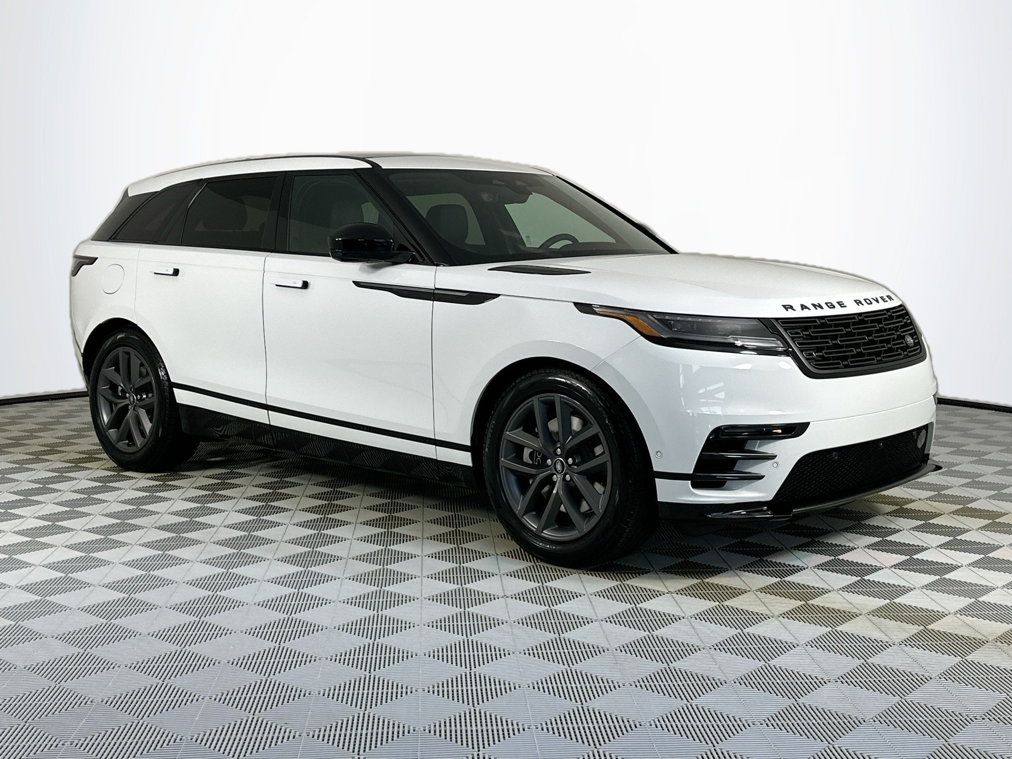 2026 Land Rover Range Rover Velar Dynamic SE