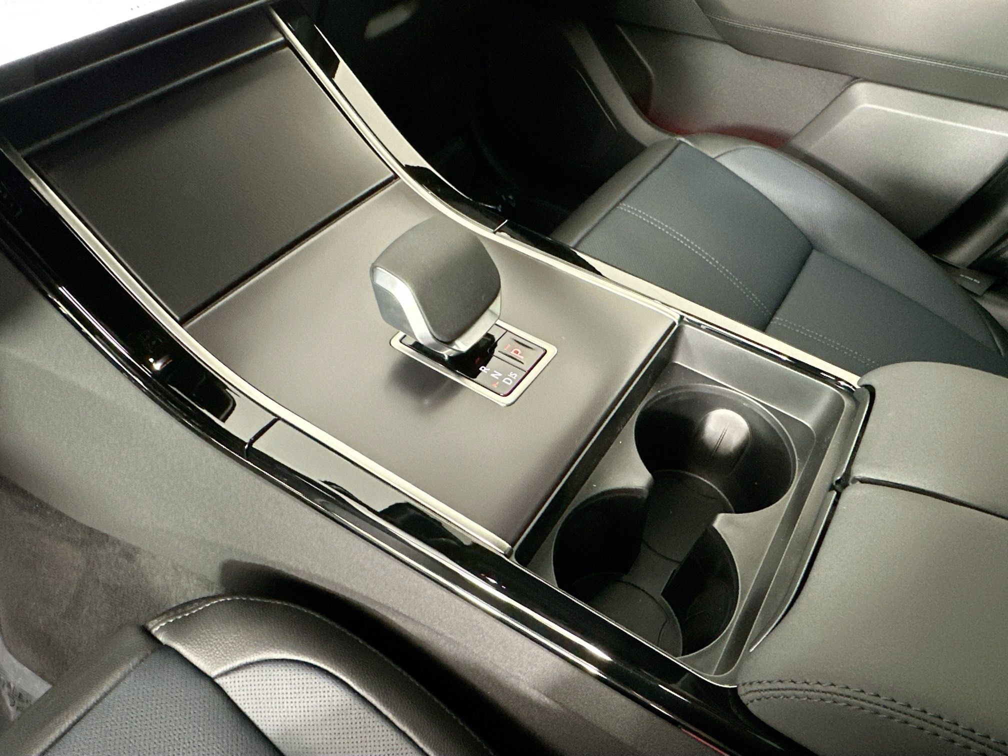 2026 Land Rover Range Rover Velar Dynamic SE