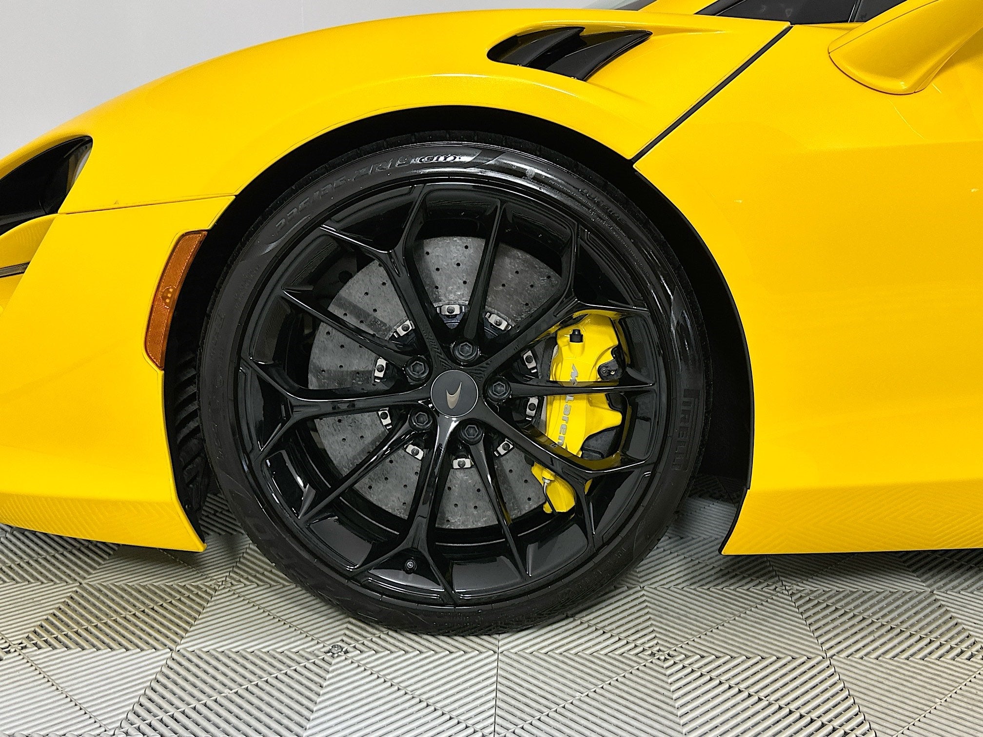 2025 McLaren Artura Base