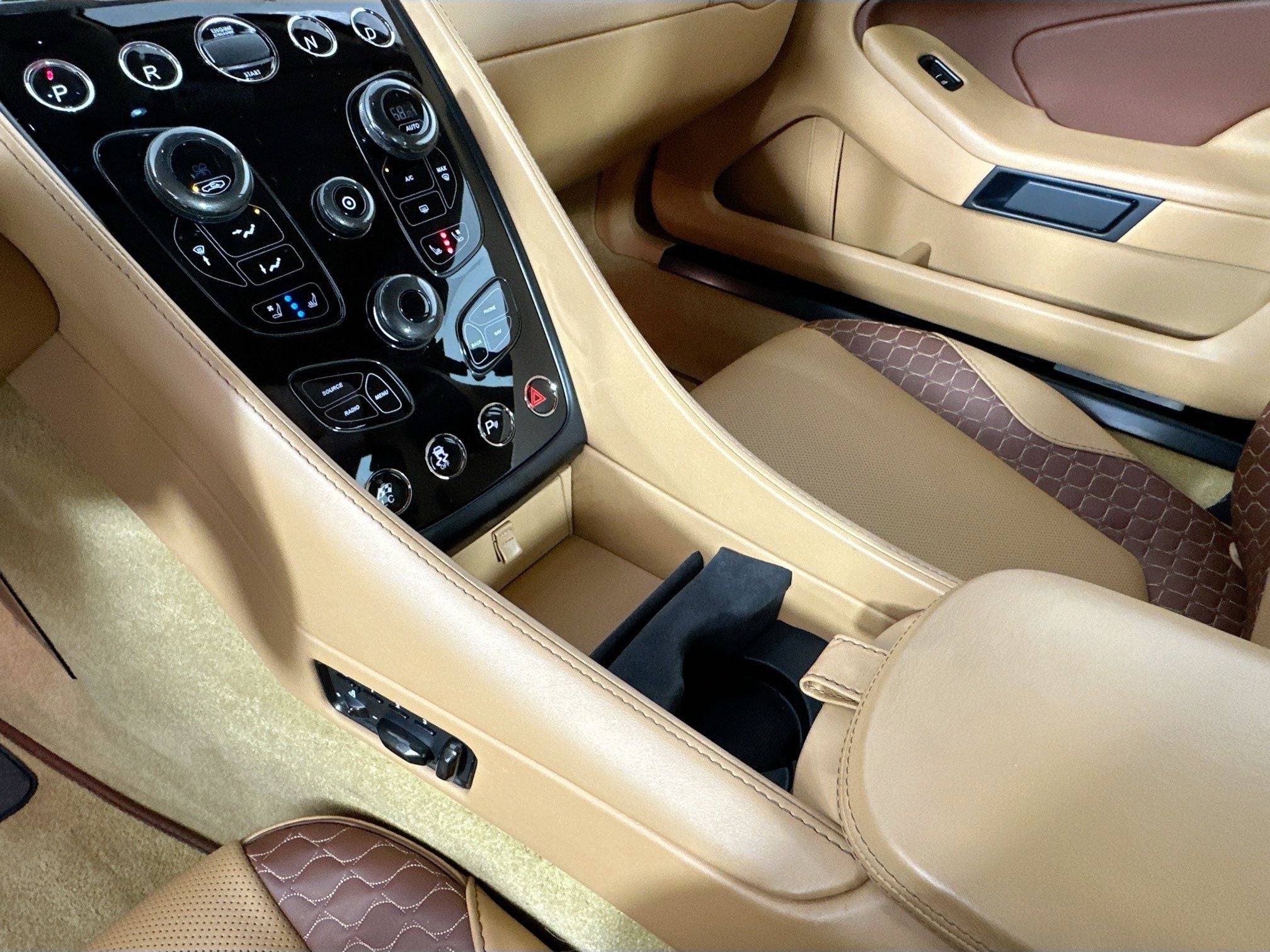 2016 Aston Martin Vanquish Base