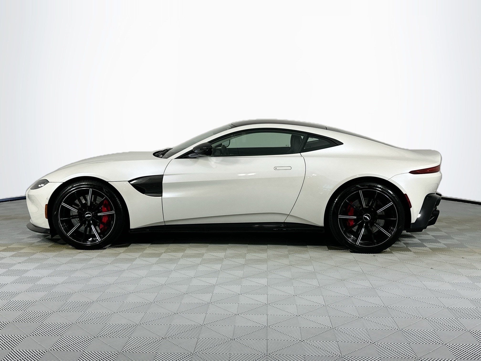2021 Aston Martin Vantage Base