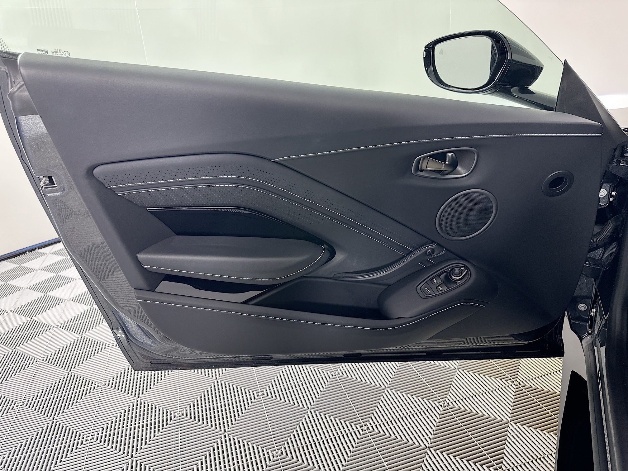 2023 Aston Martin Vantage Base