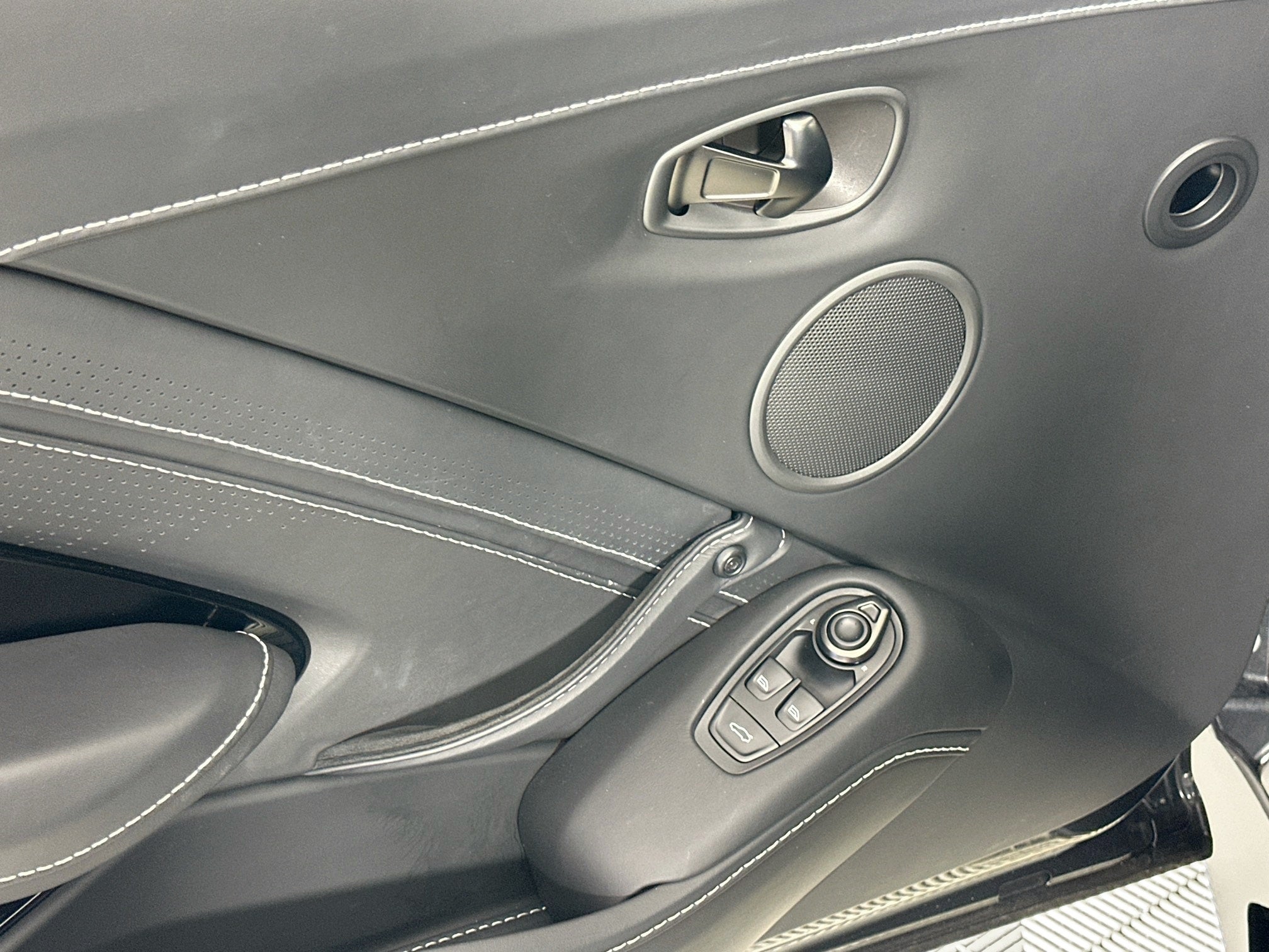 2023 Aston Martin Vantage Base