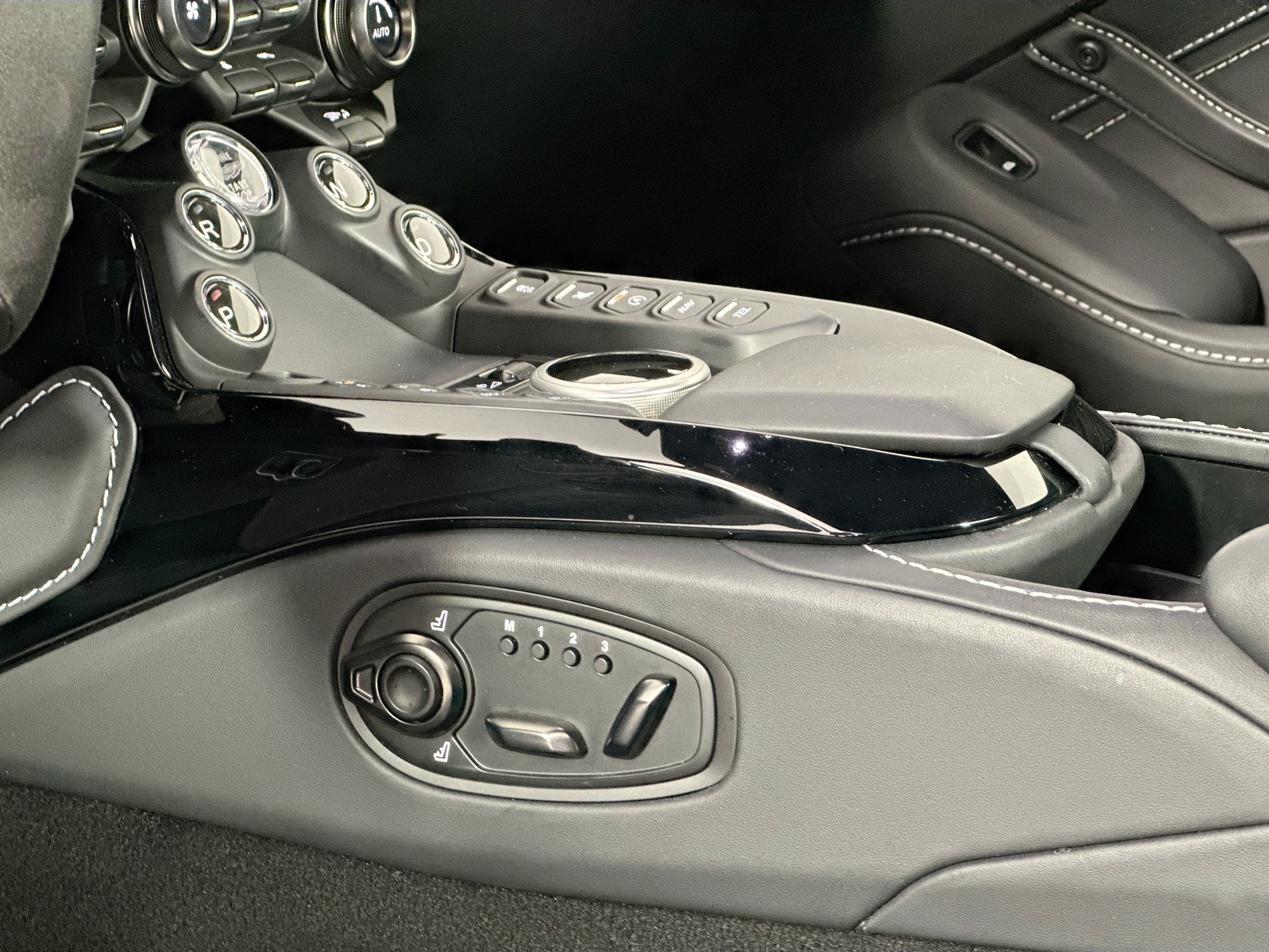 2023 Aston Martin Vantage Base