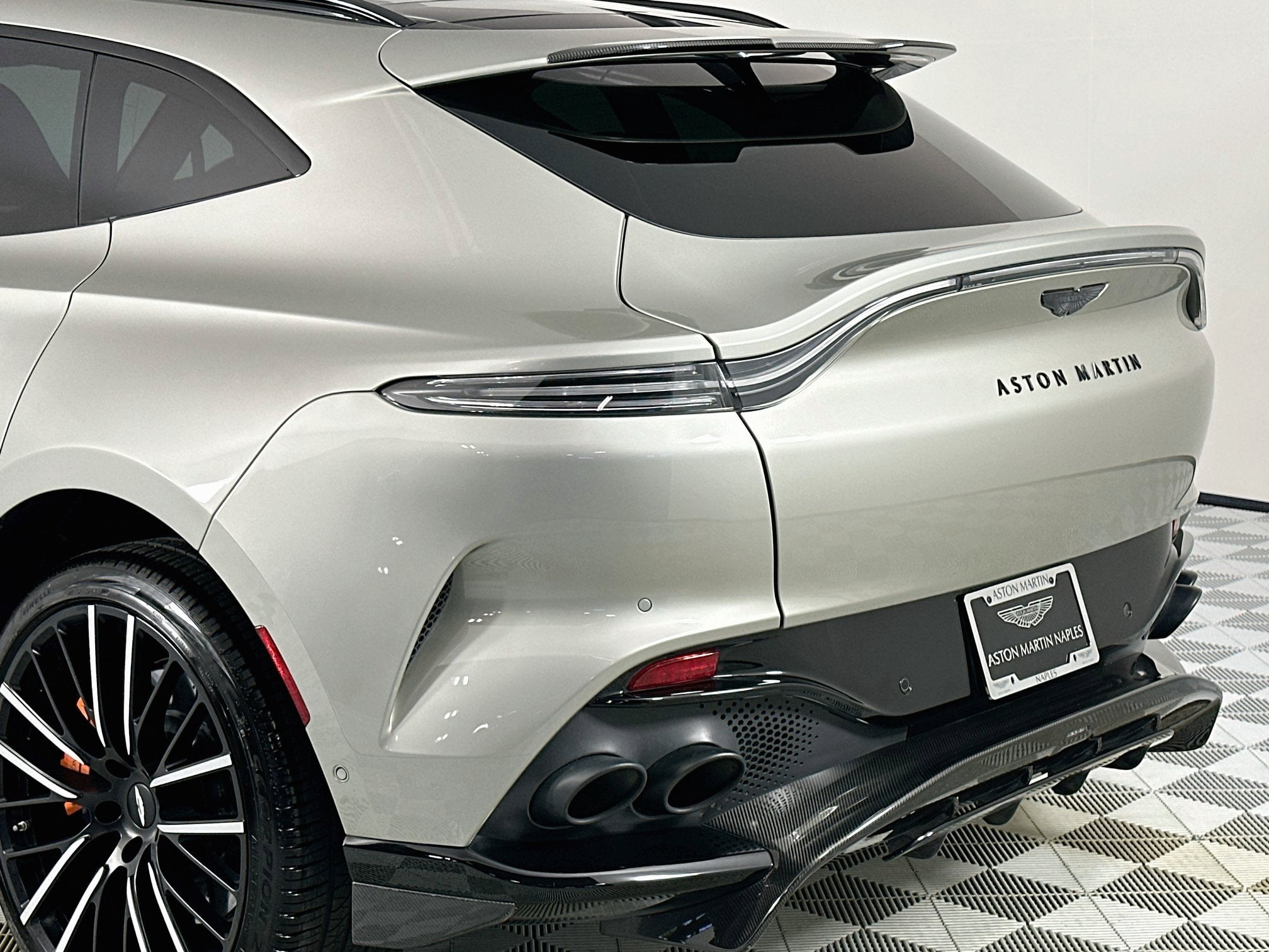 2023 Aston Martin DBX 707
