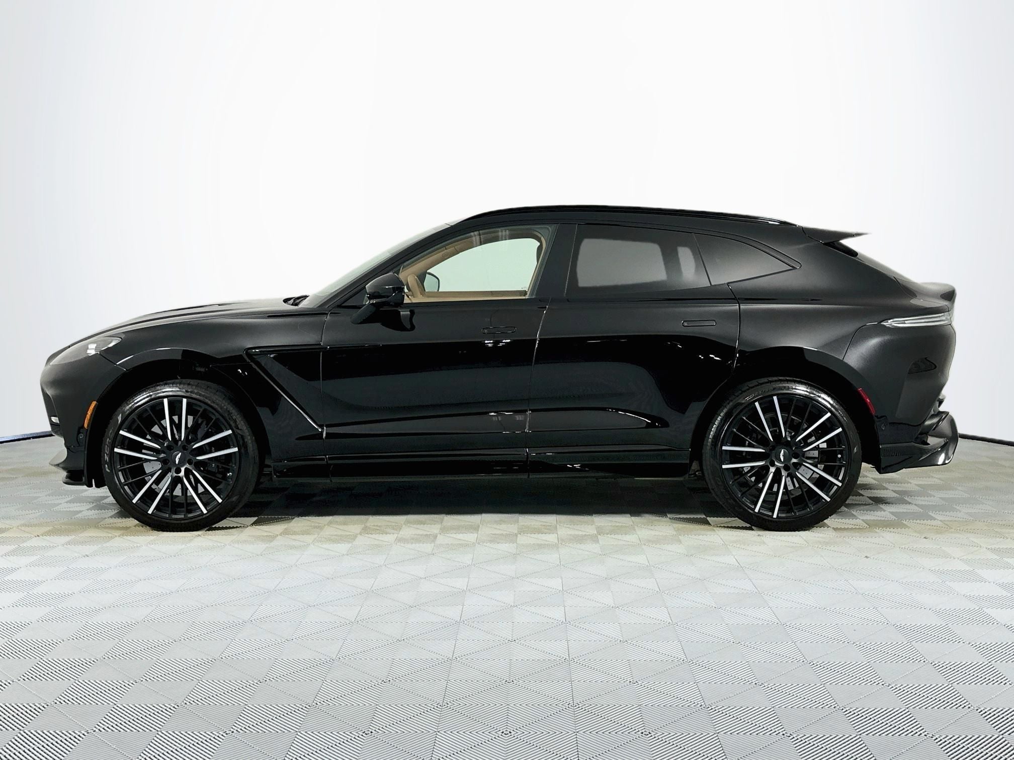 2023 Aston Martin DBX 707