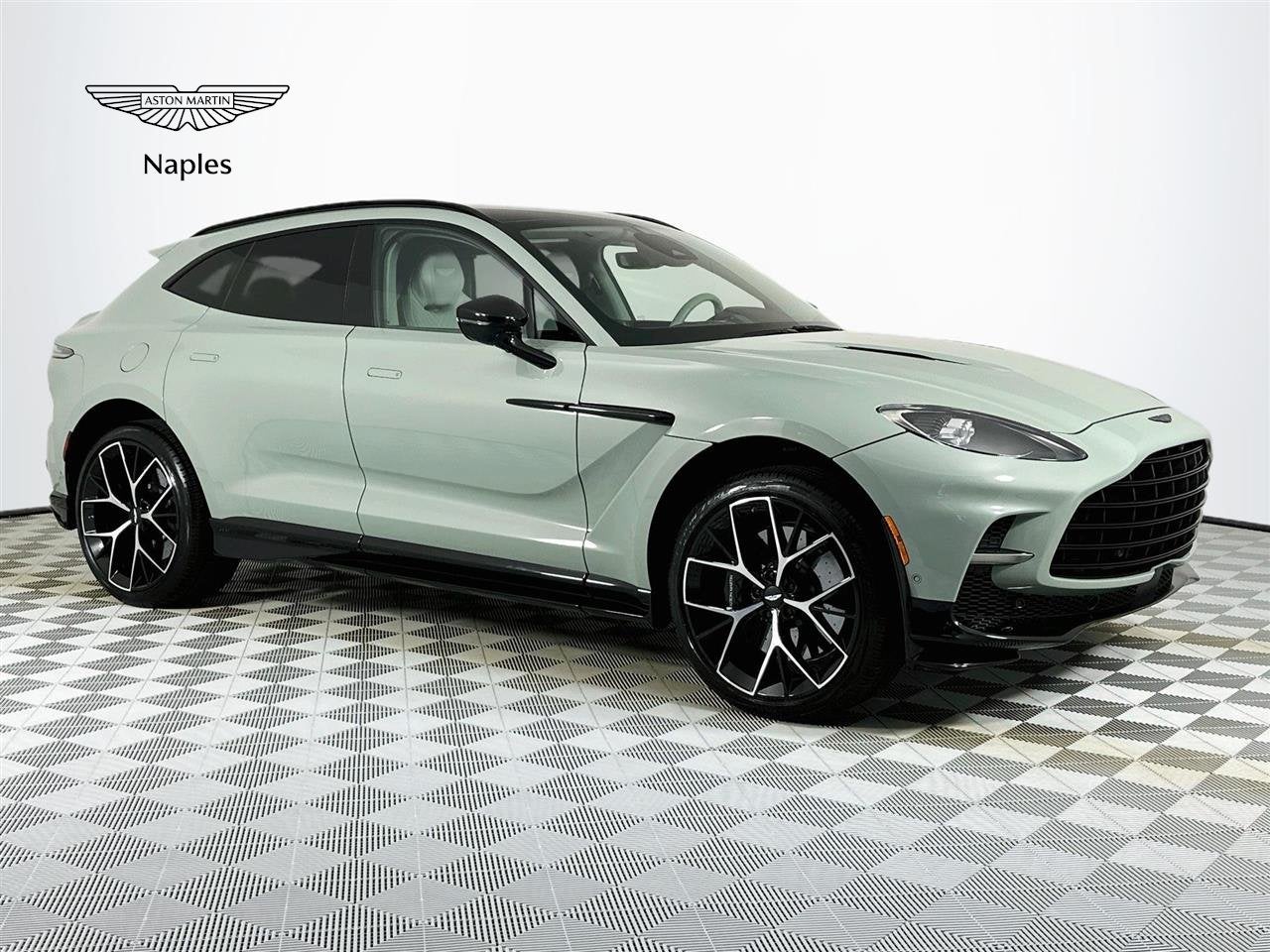 2025 Aston Martin DBX
