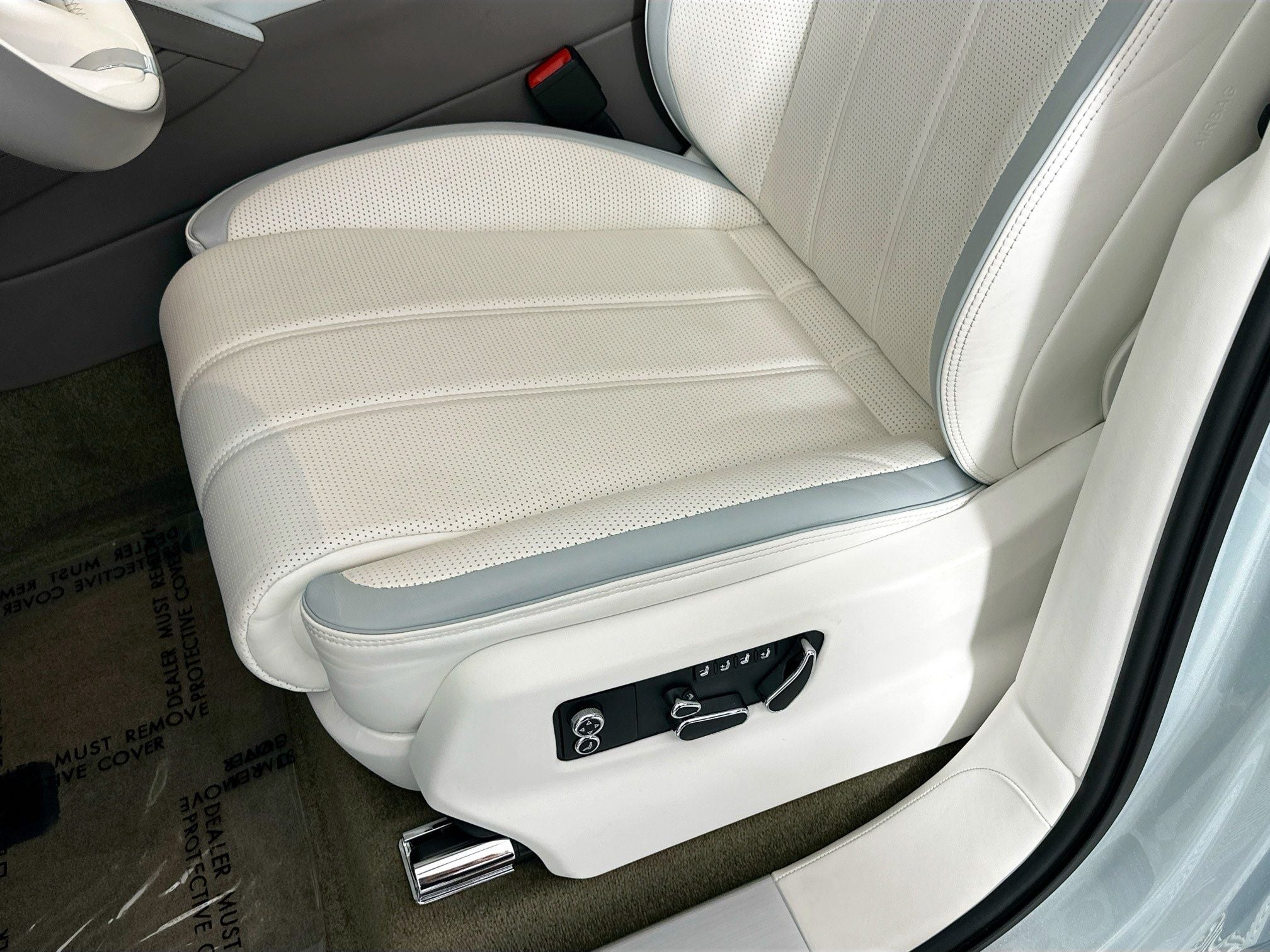 2024 Bentley Bentayga Azure - Mulliner Naples Breeze Collection
