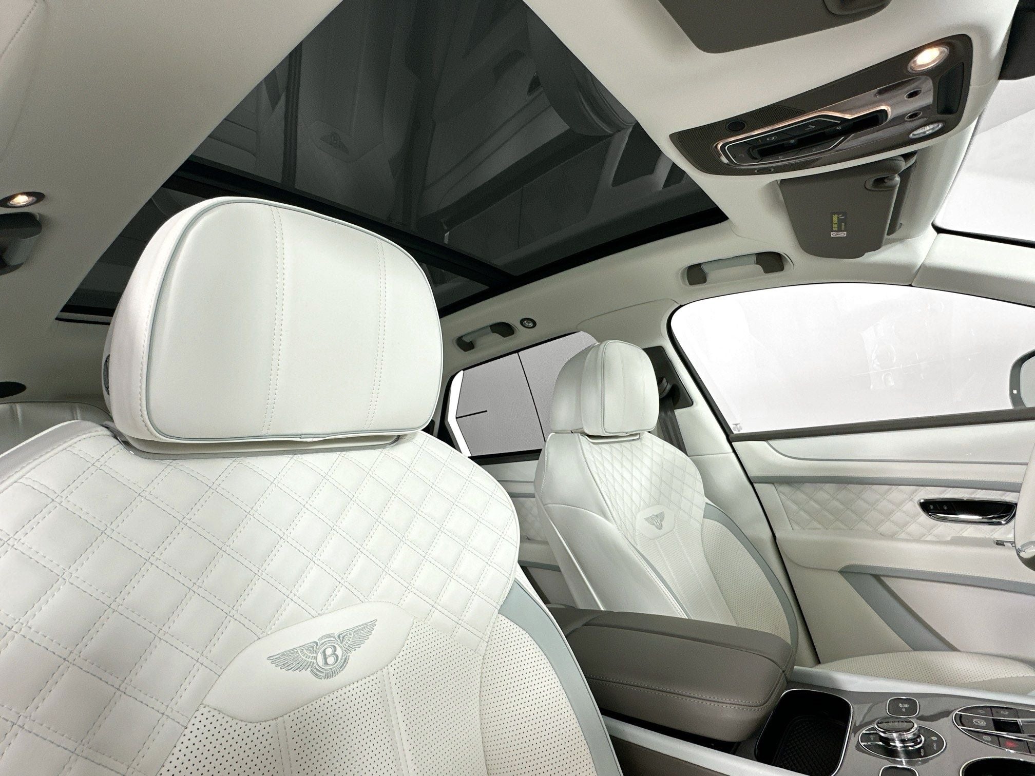 2024 Bentley Bentayga Azure - Mulliner Naples Breeze Collection