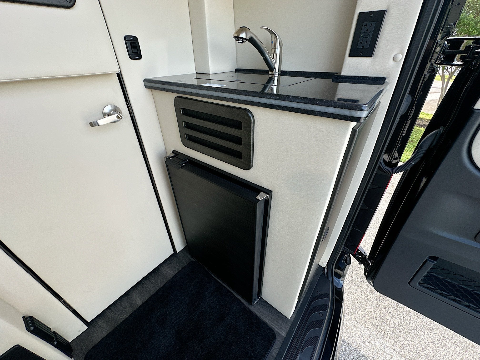 2025 Mercedes-Benz Luxe Cruiser Sprinter 3500 Cargo 170 WB High Roof