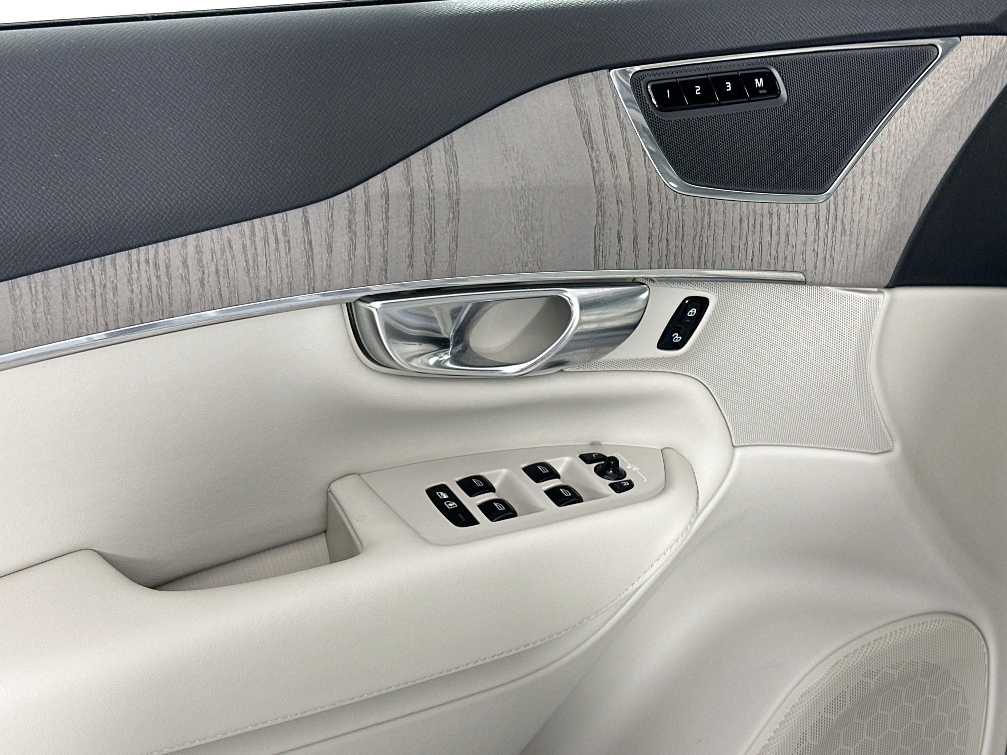 2025 Volvo XC90 B6 Plus 7-Seater